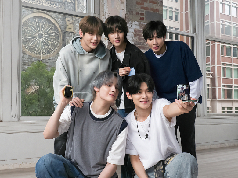 삼성전자 신제품 '갤럭시 Z 플립6'로 사진 촬영하는 갤럭시 앰배서더 투모로우바이투게더. 사진|삼성전자