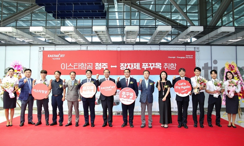조중석 이스타항공 대표(사진 가운데)와 김명규 충북도 경제부지사(왼쪽 여섯번째)를 비롯해 이스타항공 운항승무원과 객실승무원 및 관계자들이 취항행사에서 사진촬영에 임하고 있다. 사진ㅣ이스타항공