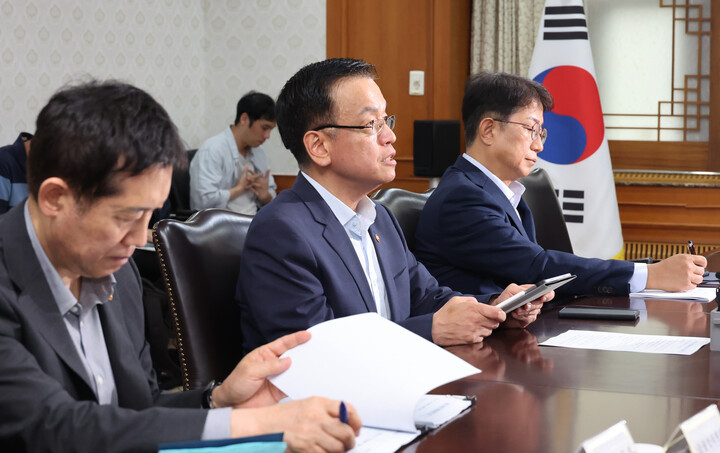 최상목 부총리 겸 기획재정부장관이 정부서울청사에서 열린 제7차 부동산관계장관회의에서 발표를 진행하고 있다. 사진ㅣ연합뉴스
