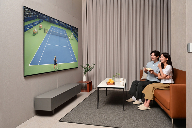 'Neo QLED 8K'로 스포츠 경기를 시청하고 있는 삼성전자 모델들. 사진|삼성전자