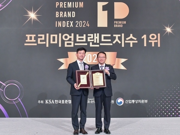 왼쪽부터 신한은행 WM추진부 문진규 본부장, 한국표준협회 강명수 회장. 사진ㅣ신한은행