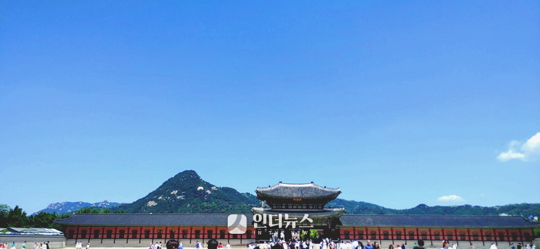 지난 5월은 서울의 대기가 역대급으로 맑았던 달로 꼽힌다. 사진은 지난 5월 중순 서울 경복궁에서 올려다 본 서울 하늘