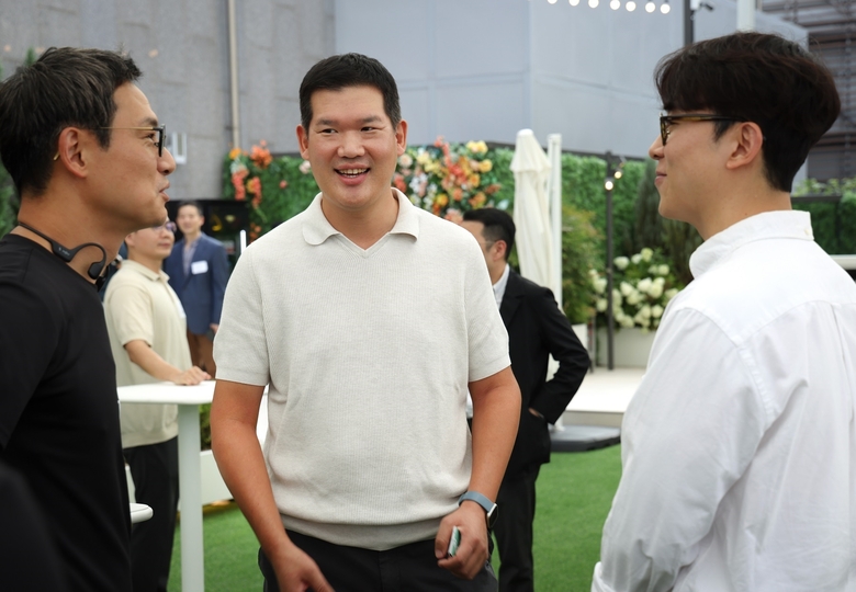 GS건설이 진행한 ‘오픈이노베이션 데이’ 행사에 참석한 허윤홍 GS건설 대표(사진 가운데)와 스타트업 대표들. 사진ㅣGS건설