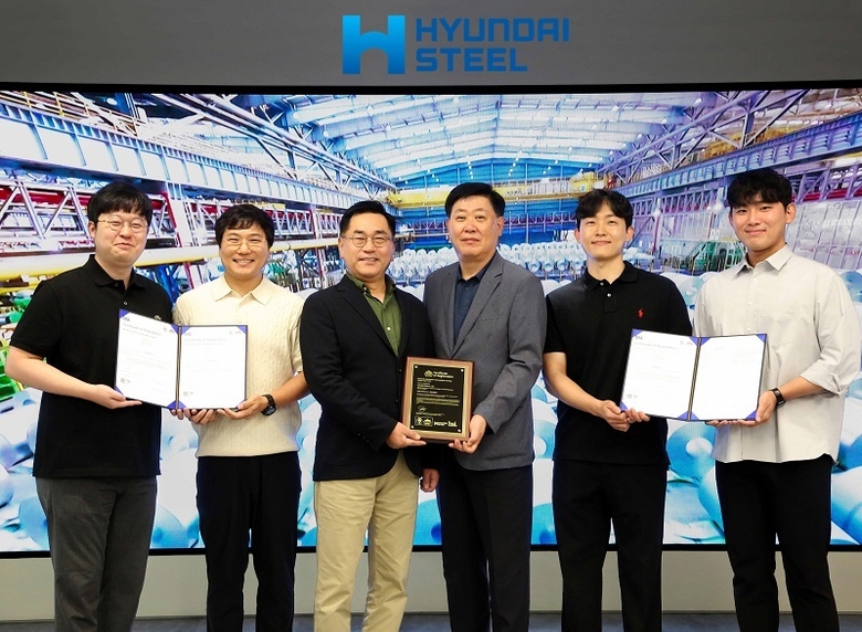 서상원 현대제철 경영지원본부장(사진 가운데 왼쪽), 김원배 판재사업본부장(사진 가운데 오른쪽)을 비롯한 현대제철 임직원들이 사진촬영에 임하고 있다. 사진ㅣ현대제철