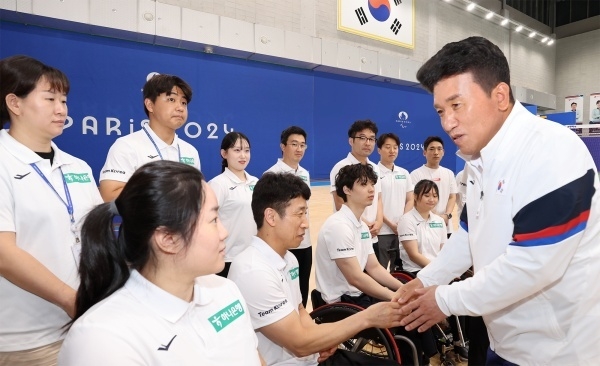 함영주 하나금융그룹 회장(오른쪽)이 대한장애인체육회 이천선수촌에서 국가대표 배드민턴 선수단을 격려하고 있다. 사진ㅣ하나금융그룹