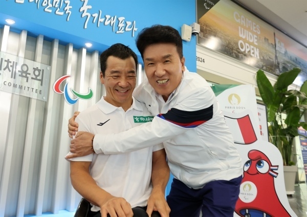 함영주 하나금융그룹 회장(오른쪽)이 대한장애인체육회 이천선수촌에서 휠체어 레이싱 국가대표 유병훈 선수를 격려하고 있다. 사진ㅣ하나금융그룹