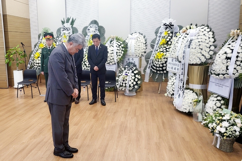 대우건설 정원주 회장이 주한 베트남 대사관을 찾아 조문하고 있다. 사진ㅣ대우건설