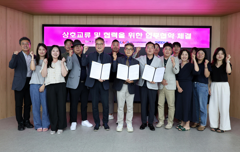 협약서 들고 있는 왼쪽부터 강필현 원장, 심술진 회장, 서무성 회장 (사진 : 부산벤처기업협회 제공)
