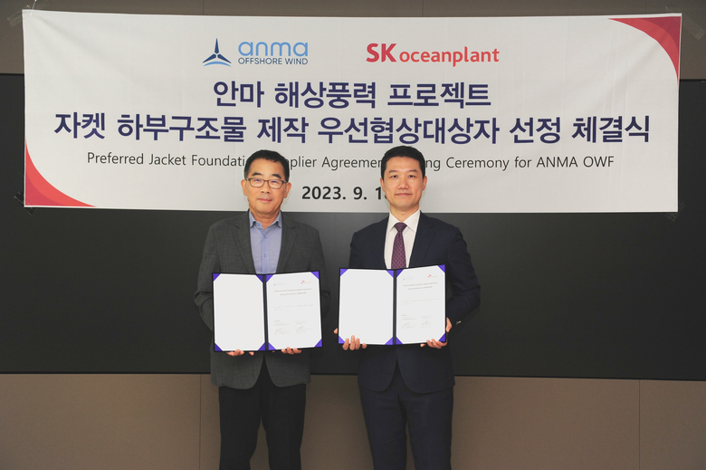 이승철 SK오션플랜트 대표이사(사진 왼쪽)와 제이크 조 안마해상풍력 대표(사진 오른쪽)가 지난해 우선협상대상자 선정 체결식에서 사진촬영에 임하고 있다. 사진ㅣSK오션플랜트