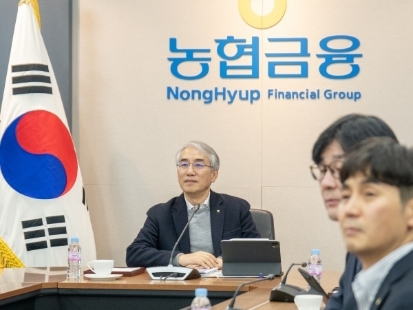 이석준 NH농협금융지주 회장이 올해초 본사 회의실에서 글로벌 신년간담회를 주재하는 모습. 사진ㅣNH농협금융지주