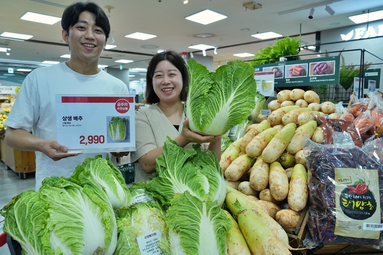 제타플렉스 잠실점 농산매대에서 정부비축 상생배추를 홍보하고 있는 채소팀 MD들. 사진ㅣ롯데쇼핑