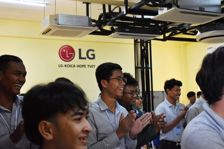 '캄보디아 LG-KOICA 희망직업훈련학교' 졸업식 현장. 사진|LG전자