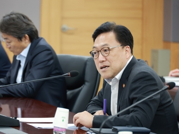 김병환 금융위원장이 5일 열린 주식시장 변동성 관련 긴급 시장점검회의를 주재하고 있다. 사진ㅣ금융위원회