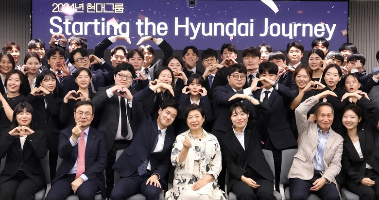 현정은 현대그룹 회장이 2024년도 신입사원 교육수료식에서 50여명의 신입사원들과 사진촬영에 임하고 있다. 사진ㅣ현대그룹