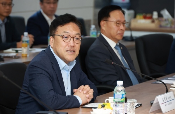 김병환 금융위원장이 6일 경기 화성시 동진쎄미켐에서 열린 '첨단산업기업 간담회'를 주재하고 있다. 사진ㅣ금융위원회