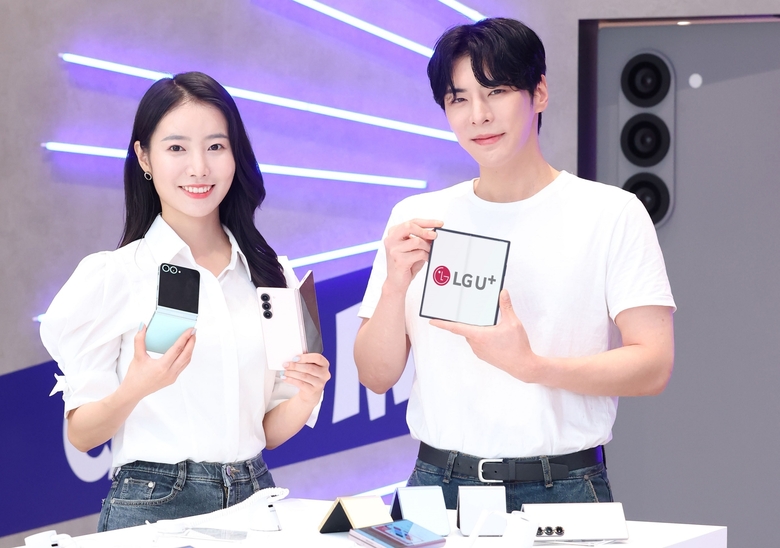 LG유플러스 모델이 갤럭시 Z 플립6·폴드6 출시 기념으로 다양한 혜택을 제공하는 ‘U일무이한 갤럭시 AI 페스타’를 소개하고 있다, 사진|LG유플러스