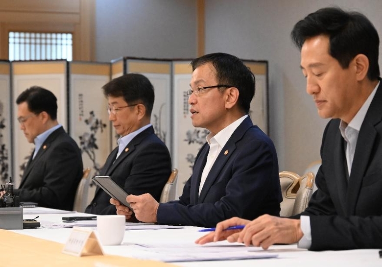 (사진 왼쪽부터) 제8차 부동산 관계장관회의에 참석한 김병환 금융위원장, 박상우 국토교통부 장관, 최상목 부총리 겸 기획재정부 장관, 오세훈 서울시장. 사진ㅣ기획재정부