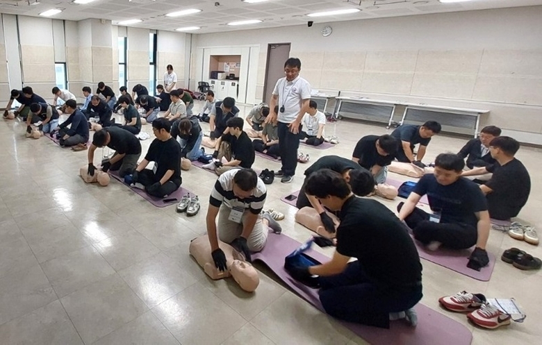 DL이앤씨 안전관리자들이 경기 화성 YBM연수원에서 대한심폐소생협회 심폐소생술(CPR) 실습교육을 받고 있다. 사진ㅣDL이앤씨