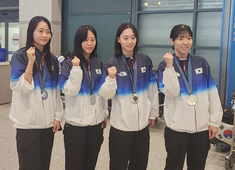 지난 5일 인천국제공항으로 귀국한 파리 올림픽 펜싱 사브르 여자 단체전 은메달을 따낸 대표팀 선수들. 사진|SKT