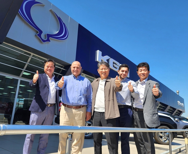 곽재선 KG모빌리티 회장(왼쪽 3번째), 황기영 KG모빌리티 대표이사(왼쪽 5번째), 니핫 사수바로글루 튀르키예 대리점 대표(왼쪽 2번째) 등 관계자들이 사진촬영에 임하고 있다. 사진ㅣKG모빌리티