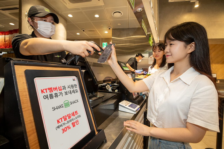 서울 종각에 위치한 한 쉐이크쉑(Shake Shack) 매장에서 KT 멤버십 달.달.혜택을 사용해 할인된 가격으로 세트메뉴를 구매하고 있는 고객. 사진|KT