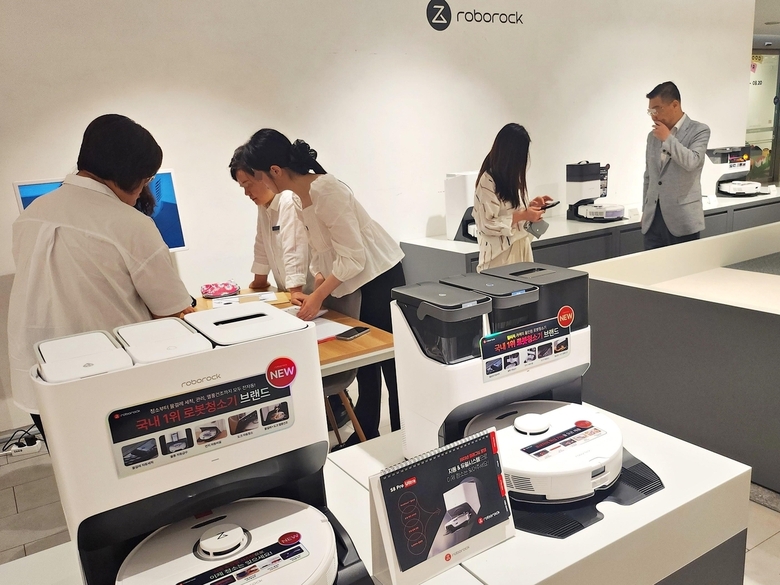 지난 8월 롯데백화점 인천점에 마련된 '로보락' 팝업 매장. 사진|롯데백화점