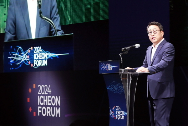 유영상 SK텔레콤 사장이 19일 개막한 '2024 이천포럼'에서 오프닝 스피치를 하고있다. 사진|SK