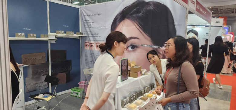 건국대 GTEP 사업단 학생이 ‘Viebeauty(비엣뷰티) 2024’ 전시회에서 관람객들에게 'K뷰티'를 소개하는 모습/건국대 GTEP사업단