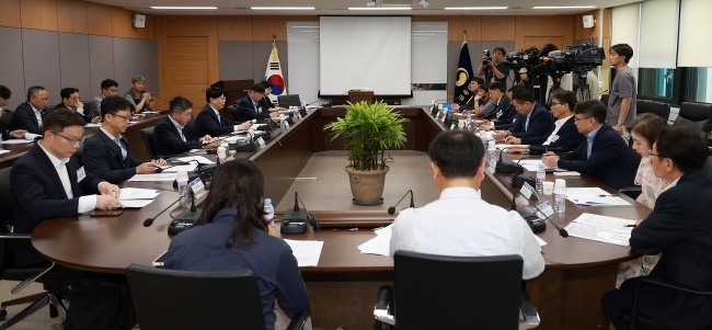 20일 김소영 금융위원회 부위원장 주재로 '카드수수료 적격비용 제도개선TF' 회의가 열렸다. 카드업계에서 여신금융협회, 신한·현대·BC카드, 카드노조협의회가 참석했다. 가맹점단체에서는 소상공인연합회, 한국마트협회, 한국석유유통협회, 한국통신사업자연합회, PG협회가 회의에 참석했다. 사진ㅣ금융위원회