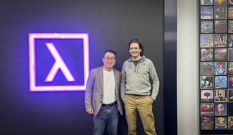 SKT 유영상 CEO(왼쪽)와 람다 창업자 겸 CEO 스티븐 발라반(Stephen Balaban)이 지난 1월 람다의 산호세 본사에서 양사의 구체적인 협력 방안을 논의한 후 기념 촬영하고 있는 모습 사진|SKT