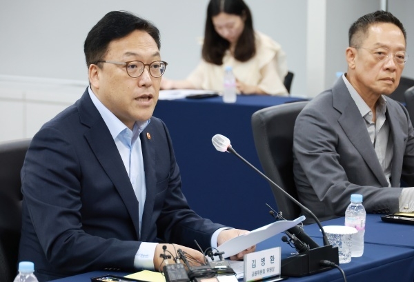김병환 금융위원장이 22일 여신전문금융업권 간담회를 주재하고 있다. 사진ㅣ금융위원회
