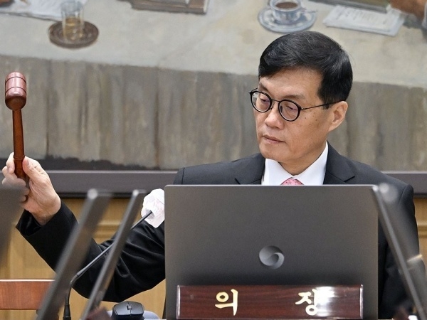 이창용 한국은행 총재가 22일 열린 금융통화위원회에서 의사봉을 두드리고 있다. 사진ㅣ연합뉴스