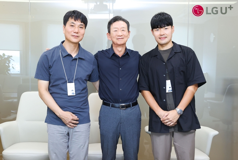 황현식 LG유플러스 사장(가운데)이 ‘2024 파리올림픽’에서 방송 중계를 담당한 직원들을 만나 격려한 후 기념 촬영하고 있다. 사진|LG유플러스