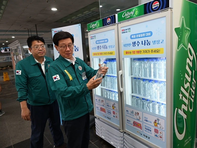 정종복 기장군수가 기장시장 공영주차장에 설치한 무료 생수 나눔 냉장고를 점검하고 있다. 사진ㅣ기장군 