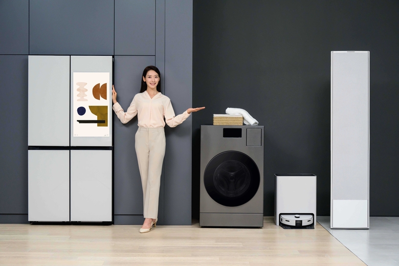 인공지능(AI) 음성비서 '빅스비(Bixby)'가 적용된 '비스포크 AI 가전'을 소개하는 삼성전자 모델. 사진|삼성전자