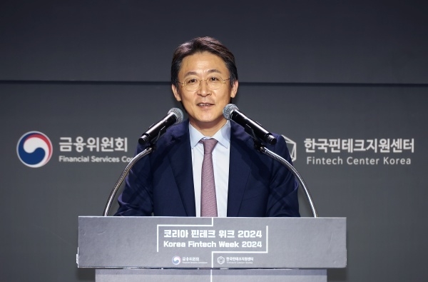 권대영 금융위원회 사무처장이 27일 동대문디자인플라자(DDP)에서 열린 'K-Fintech30 선정식'에서 인사말하고 있다. 사진ㅣ금융위원회