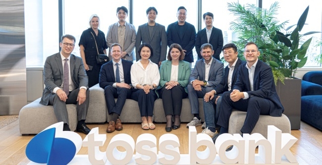 28일 토스뱅크 본사를 방문한 리투아니아 재무부와 투자청 등 경제사절단이 이은미 토스뱅크 대표와 기념촬영하고 있다. 사진ㅣ토스뱅크