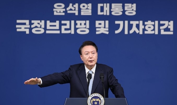  윤석열 대통령이 29일 오전 서울 용산 대통령실 청사 브리핑실에서 열린 국정브리핑 및 기자회견에서 질문에 답변하고 있다 사진|연합뉴스