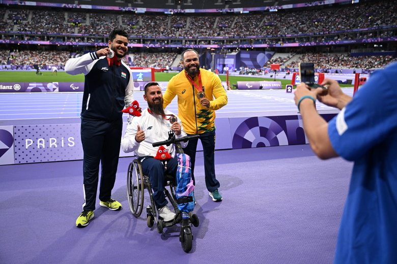 2일(현지시간) 프랑스 스타드 드 프랑스(Stade de France)에서 열린 2024 파리패럴림픽 장애인 육상 남자 원반던지기(스포츠등급 F56) 공동 취재구역에서 빅토리 셀피촬영을 하고 있는 은메달 요게쉬 카추니야(인도), 동메달 콘스탄티노스 추니스(그리스), 금메달 클라우디네 바티스타(브라질). 사진|삼성전자/게티이미지