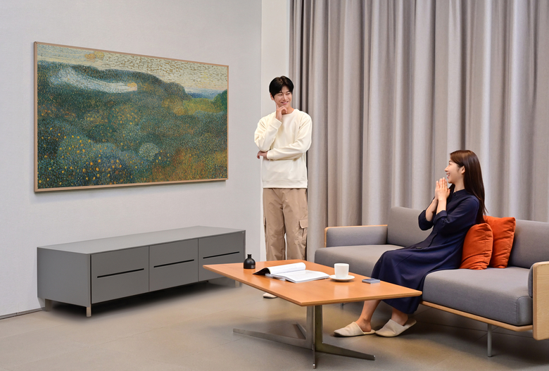 '더 프레임' 전용 '아트 스토어'의 연간 멤버십으로 작품을 감상하고 있는 삼성전자 모델. 사진|삼성전자