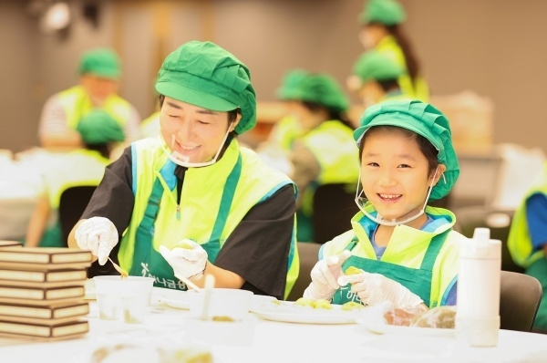 지난 7일 하나금융그룹 명동사옥 대강당에서 임직원과 가족이 추석맞이 사랑의 송편나눔 봉사활동을 하고 있다. 사진ㅣ하나금융그룹