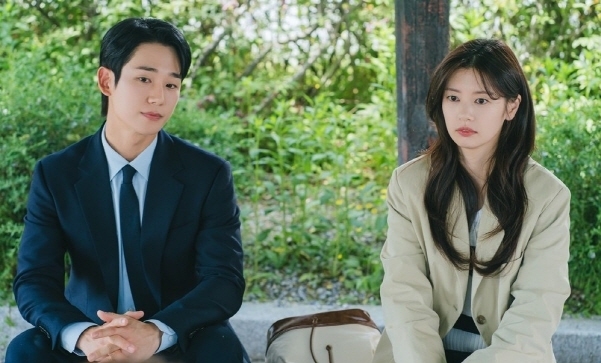 tvN 드라마 '엄마친구아들'의 주인공 최승효(정해인 분)과 배석류(정소민 분)