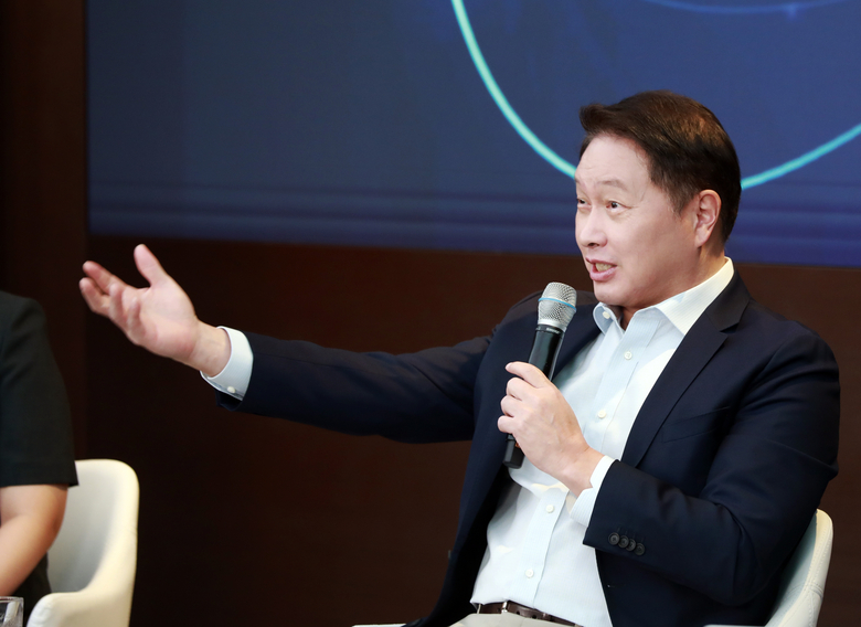 최태원 SK그룹 회장이 지난달 21일 열린 ‘이천포럼 2024’ 폐막 세션에서 마무리 발언을 하고 있다. 사진|SK그룹