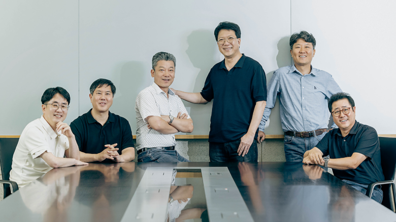 왼쪽부터 김형수 부사장(DRAM AE), 조영만 부사장(DRAM PI), 오태경 부사장(1c Tech TF), 조주환 부사장(DRAM 설계), 정창교 부사장(DRAM PE), 손수용 부사장(개발 TEST). 사진ㅣSK하이닉스