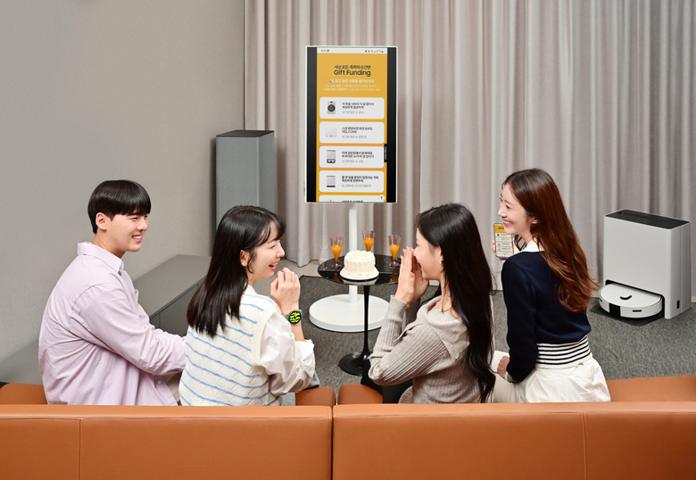 삼성 무빙스타일을 활용해 '기프트 펀딩'으로 구매할 제품을 고르는 모습. 사진ㅣ삼성전자