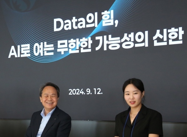 진옥동 신한금융그룹 회장이 'AD(AI·Data) 캔미팅'에서 직원들과 대화를 나누고 있다. 사진ㅣ신한금융그룹