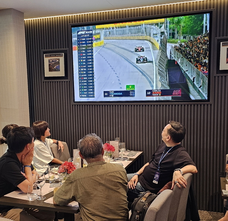 9월20~22일(현지시간) 싱가포르의 마리나 베이 스트리트 서킷에서 열린 'F1 싱가포르 그랑프리'에서 실내 라운지인 스카이 스위트(Sky Suite)에 설치된 삼성전자 TV를 통해 실시간으로 경기를 관람하고 있는 관객들. 사진ㅣ삼성전자