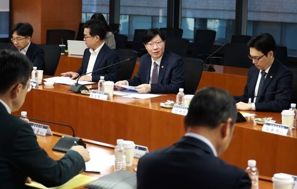김소영 금융위원회 부위원장이 24일 한국금융연구원에서 열린 '금융시장 현안 점검·소통회의'를 주재하고 있다. 사진ㅣ금융위원회