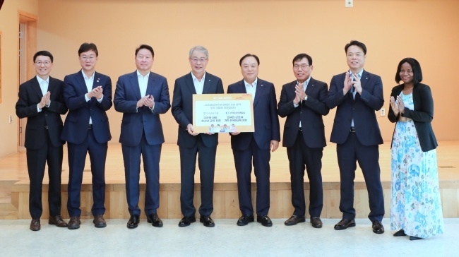 왼쪽부터 김성중 경기도 행정1부지사, 이민근 안산시장, 최태원 대한상공회의소 회장, 임종룡 우리금융그룹 회장, 배해동 경기도상공회의소연합회 회장, 권혁석 안산상공회의소 회장, 배상업 법무부 출입국·외국인정책본부 본부장, 이주배경가족 대표. 사진ㅣ우리금융그룹
