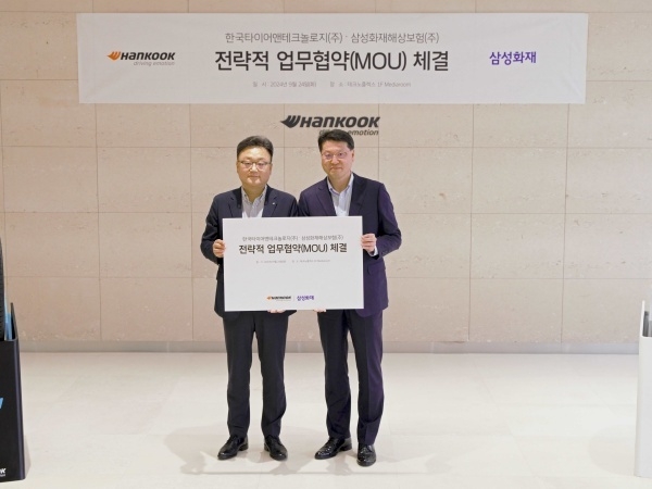 왼쪽부터 박종호 한국타이어 한국사업본부장, 구영민 삼성화재 자동차보험부문장. 사진ㅣ삼성화재